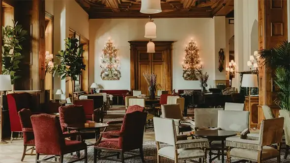 Исторический интерьер лобби Le Grand Hall в Badrutt&rsquo;s Palace с хрустальными люстрами и классической мебелью.