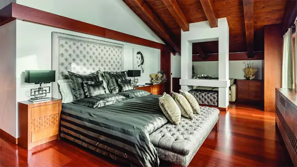 Элегантная мастер-спальня в шале LV01 Dolce Vita в Кортине с современным дизайном и роскошным текстилем.