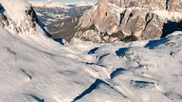 Вид сверху на горнолыжные склоны и олимпийские трассы в Кортине во время зимнего сезона.