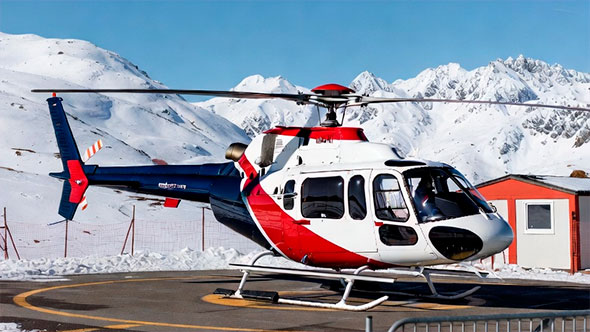Вертолёт на посадочной площадке в снежных Альпах