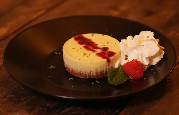 Нежный чизкейк с малиновым соусом и свежими ягодами &mdash; изысканное завершение ужина.
