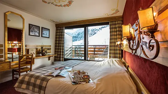 Уютный интерьер номера в отеле Alpen Ruitor 4* в Моттаре, выполненный в традиционном альпийском стиле