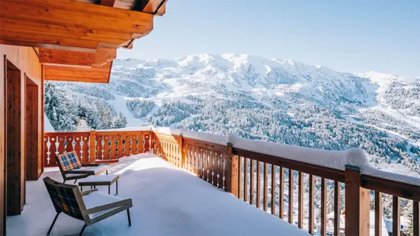 Заснеженная терраса отеля Le Coucou 5* с панорамным видом на горы Мерибеля