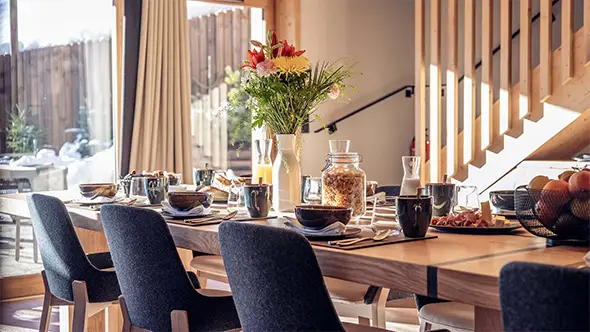 Сервировка завтрака от персонального шеф-повара в обеденной зоне премиального шале в Мерибеле