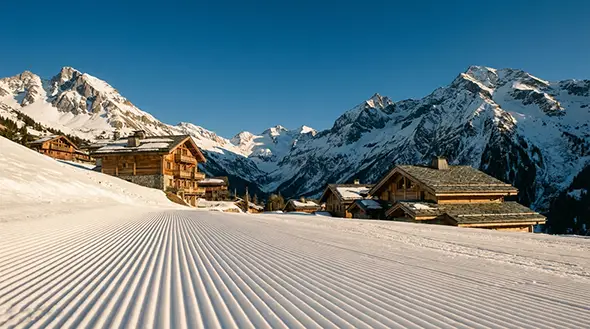 Утренний вид на свежий «вельвет» и роскошные шале формата ski-in/ski-out в Мерибеле