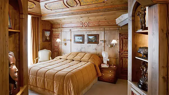 Номер отеля в альпийском стиле с отделкой из дерева.