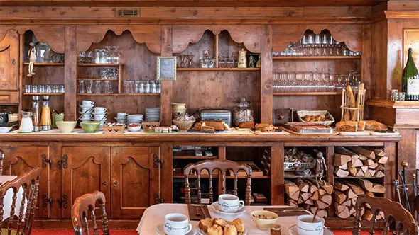 Утренний буфет с локальными продуктами в отеле.