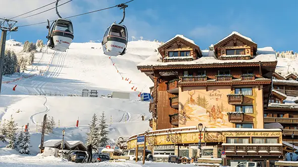 Отель Hôtel de La Loze рядом с горнолыжными подъемниками.