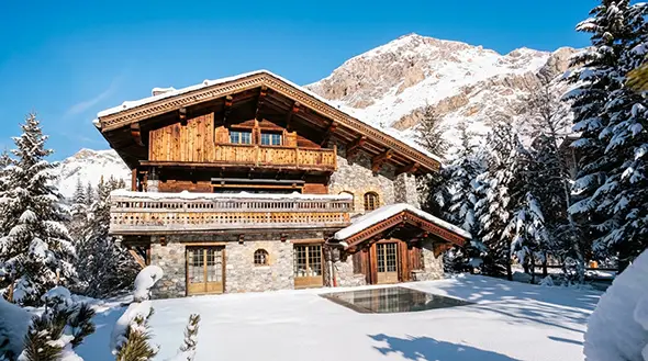 Роскошное шале на фоне гор.