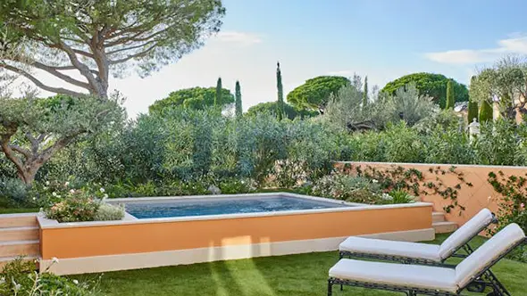 Собственный подогреваемый бассейн в саду резиденции.