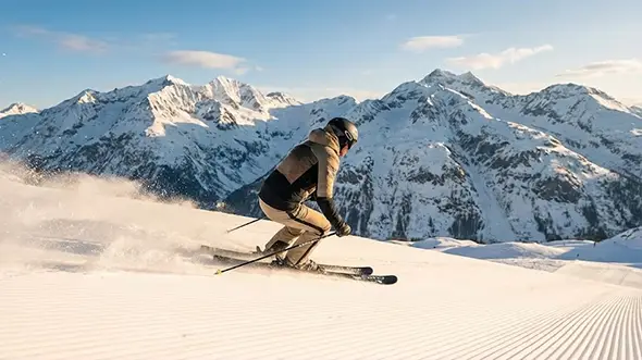 Лыжник на трассе Валь-д-Изер.