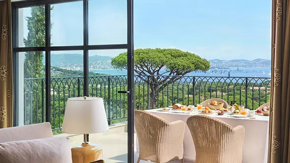 Идеальный завтрак на балконе с панорамой побережья.