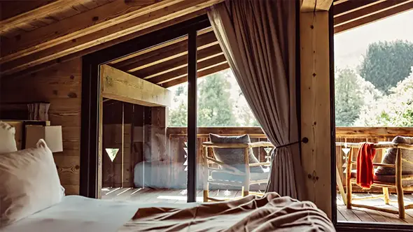 Вид на горы из отеля Alpaga в Межеве летом.