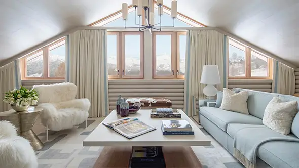 Светлая гостиная с панорамными окнами и видом на горы.