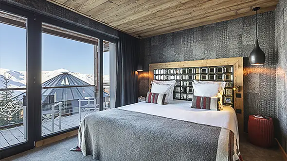 Спальня с зеркальным изголовьем и балконом.