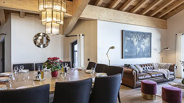 Просторная столовая зона с большим столом.