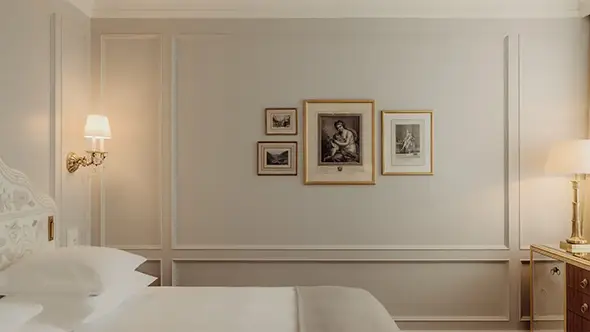 Классический интерьер светлой спальни в отеле.