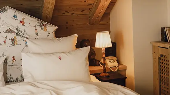 Яркий театральный интерьер отеля Saint George.