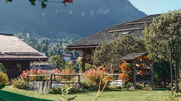 Традиционное деревянное шале с цветущим садом в Les Fermes de Marie.