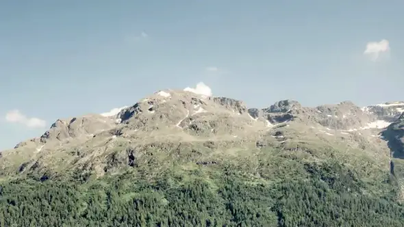 Скалистая горная вершина на фоне ясного неба.