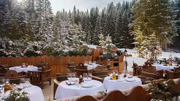 Открытая терраса ресторана BFire в отеле Fouquet s Courchevel.