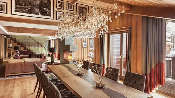 Интерьер обеденной зоны в альпийском шале отеля Fouquet s Courchevel.