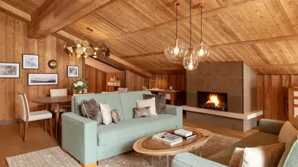 Уютная гостиная с камином в альпийском шале отеля Fouquet s Courchevel.
