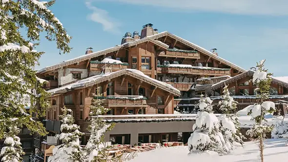 Экстерьер пятизвездочного отеля Fouquet’s Courchevel зимой.