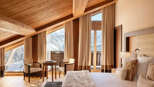 Уютный люкс в отеле Fouquets Courchevel с видом на заснеженные Альпы.