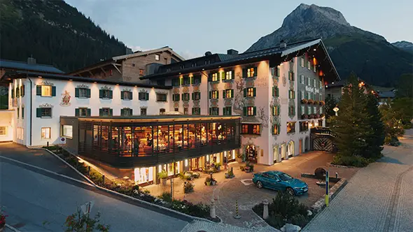 Вечерний вид на исторический фасад Hotel Post Lech.