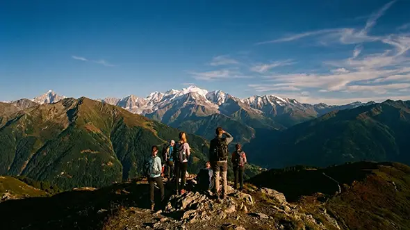 Группа туристов на хребте с видом на массив Монблан.