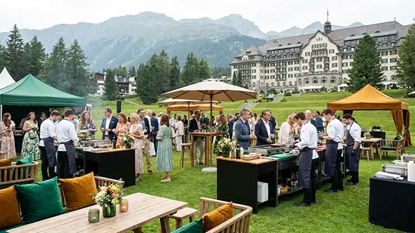Кулинарный праздник Garden Party на лужайке отеля Suvretta House.