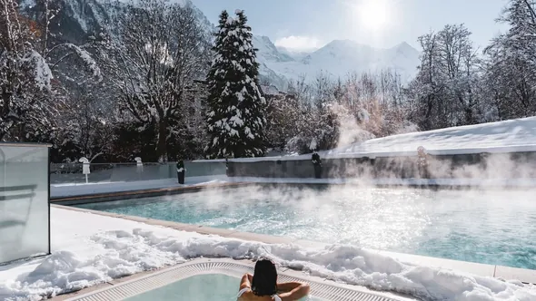 Открытый бассейн и гидромассажная ванна среди заснеженных елей, Hôtel Mont-Blanc в Шамони