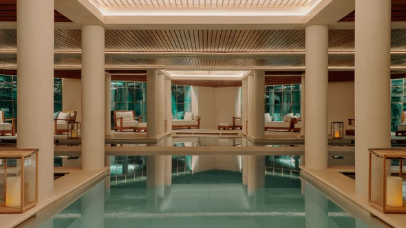 Крытый бассейн 14 метров между каменными колоннами в Aman Spa, Куршевель 1850