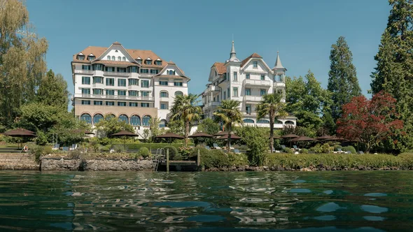 Chenot Palace Weggis на берегу Люцернского озера, вид с воды в солнечный день