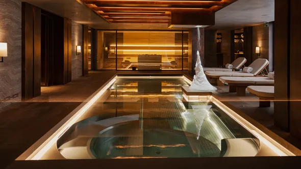 Крытый бассейн со снежным конусом в спа шале No. 14 Verbier