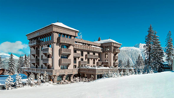 Вид на отель Aman Le M&eacute;l&eacute;zin в Куршевеле 1850, расположенный непосредственно на горнолыжной трассе Bellec&ocirc;te. / View of the Aman Le M&eacute;l&eacute;zin hotel in Courchevel 1850, located directly on the Bellec&ocirc;te ski slope.