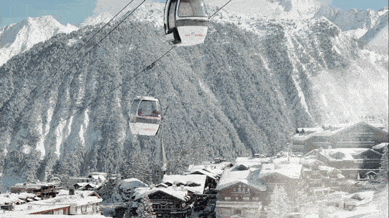 Динамичные кадры горнолыжных подъемников в Трех Долинах, лыжников на склонах и панорамных видов с балкона отеля Le K2 Djola. / Dynamic shots of ski lifts in Les 3 Vall&eacute;es, skiers on the slopes, and panoramic views from the balcony of Le K2 Djola hotel.