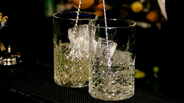 Бармен в Django Куршевель 1850 готовит авторские коктейли для гостей. / Bartender at Django Courchevel 1850 preparing signature cocktails for guests.