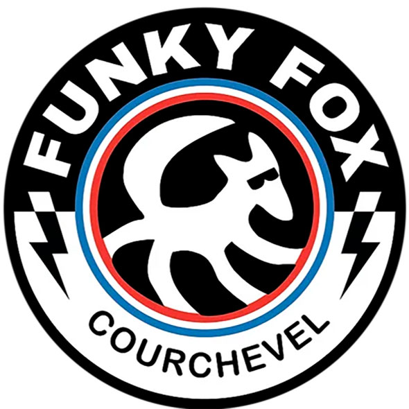 Круглый логотип Funky Fox с черно-бело-красно-синими концентрическими кругами и белой стилизованной фигурой осьминога (или другого морского существа) с солнцезащитными очками и надписью Funky Fox Courchevel.