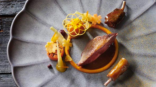 Изысканное блюдо высокой кухни от шеф-повара Стефана Бюрона в ресторане отеля Le Chabichou. / An exquisite gourmet dish by chef St&eacute;phane Buron at the Le Chabichou hotel restaurant.