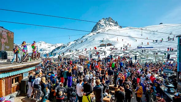 Масштабная вечеринка апре-ски в La Folie Douce на открытой террасе с видом на горы в Куршевеле. / A large-scale apres-ski party at La Folie Douce on an open terrace overlooking the mountains in Courchevel.