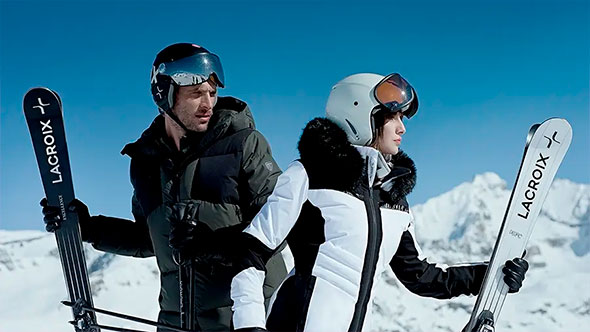 Горнолыжники с профессиональными лыжами Lacroix на фоне заснеженных вершин в Куршевеле