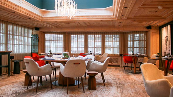 Элегантный интерьер ресторана в отеле Le Chabichou 5*, сочетающий современный дизайн и альпийское тепло дерева. / Elegant interior of the restaurant at Hotel Le Chabichou 5*, combining modern design with Alpine wooden warmth.