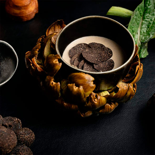 Интерьер ресторана L&rsquo;Altitude в Le K2 Altitude, выполненный в стиле французской классики с элегантными стульями и скатертями.