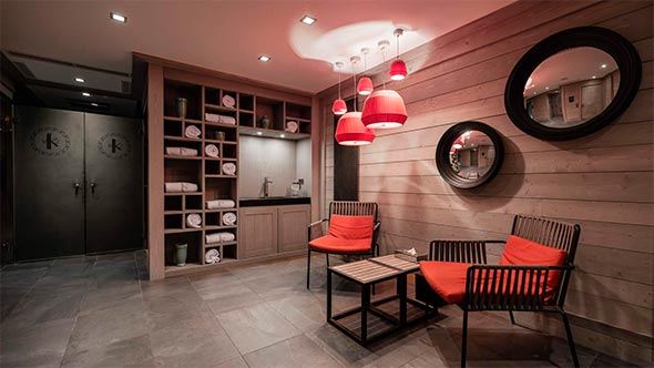 Интерьер приватной зоны велнеса и отдыха в отеле Le K2 Djola с элементами из натурального дерева. / Interior of the private wellness and relaxation area at Le K2 Djola hotel with natural wood elements.