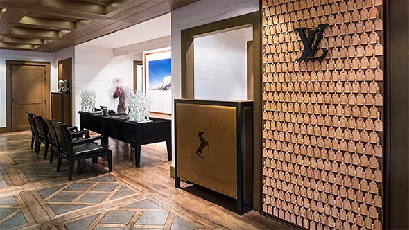 Роскошный интерьер холла отеля Mont Blanc в Шамони с элементами декора от Louis Vuitton