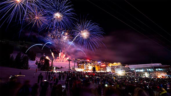 Грандиозный новогодний фейерверк над Front de Neige и отелями Куршевеля 1850. / Grand New Year fireworks over Front de Neige and the hotels of Courchevel 1850.