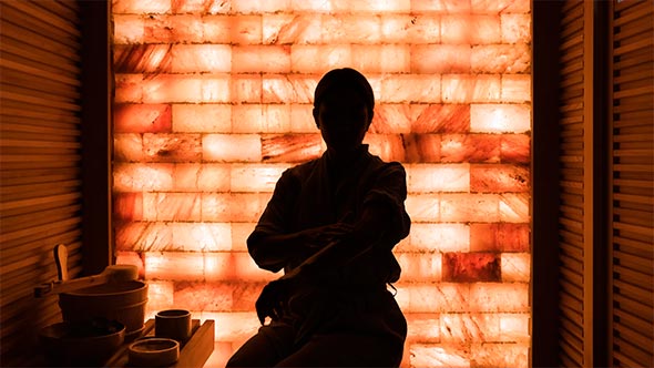 Релаксация в соляной комнате Asaya Spa отеля Rosewood Courchevel для восстановления сил после катания. / Relaxation in the Asaya Spa salt room at Rosewood Courchevel for post-ski recovery.