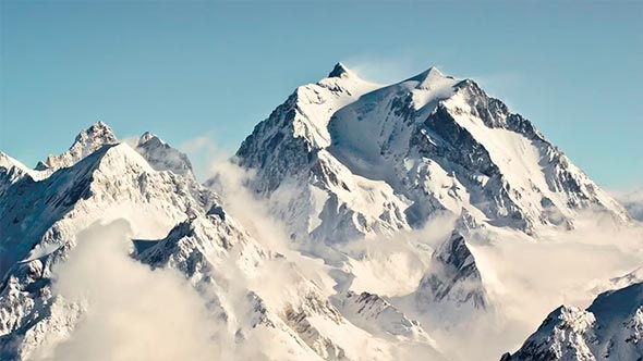 Панорамный вид на заснеженные вершины Солир (Saulire) из отеля Rosewood Courchevel в Куршевеле 1850. / Panoramic view of the snow-covered Saulire peaks from Rosewood Courchevel hotel in Courchevel 1850.